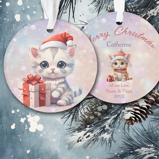 Kleindochter Schattige Kitten met kerstcadeau Ornament