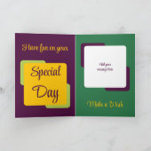 Kleindochter voegt naam toe aan gele verjaardag kaart (Binnen)