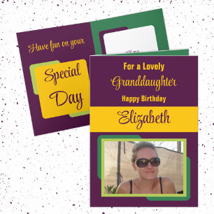 Kleindochter voegt naam toe aan gele verjaardag kaart