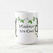 Kleine aap die op de wijnstokken hangt koffiemok (Center)