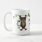 Kleine aap die op de wijnstokken hangt koffiemok (Links)