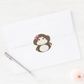 Kleine aap met een roze haarbak ronde sticker (Envelop)
