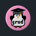Kleine Afstudeerder Penguin Afstuderen Gift Ronde Button 5,7 Cm<br><div class="desc">Deze kleine pinguïn is allemaal klaar voor afstuderen dag met zijn eigen kleine afstuderen pet en AFSTUDEERDER slogan op zijn buik. Het grote cadeau voor afgestudeerden van de middelbare school of de universiteit kan gepersonaliseerd worden door het ontwerpergereedschap te gebruiken. Ook perfect voor afstuderen op de kleuterschool of de kleuterschool....</div>