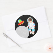 Kleine astronaut in de buitenruimte ronde sticker (Envelop)