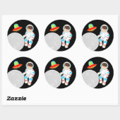 Kleine astronaut in de buitenruimte ronde sticker (Vel)