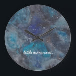 Kleine astronautenruimte grote klok<br><div class="desc">Inspireer de ruimte of wetenschapsliefhebber in je leven met deze ruimte themaklok met een handgeschilderd sterrenstelsel gevuld met sterren en planeten. Met de woorden "kleine astronaut". Tekst kan volledig worden aangepast. Onderdeel van een collectie van parcel studio's.</div>