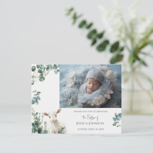 Kleine Baby Lamb en Eucalyptus doop Bedankkaart (Staand voorkant)
