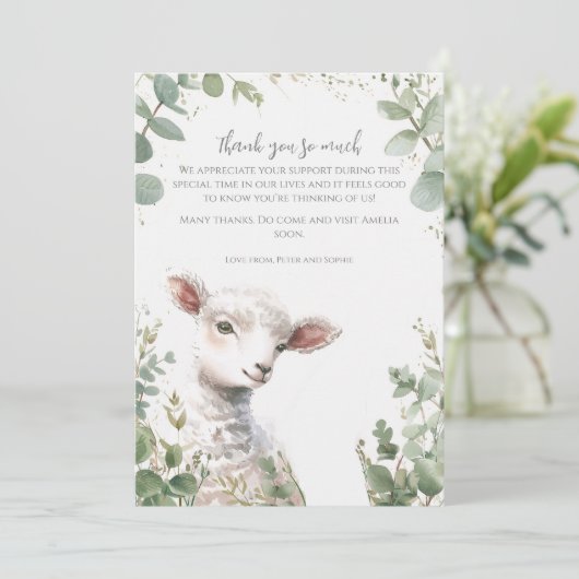 Kleine Baby Lamb en Eucalyptus doop Bedankkaart (Staand voorkant)