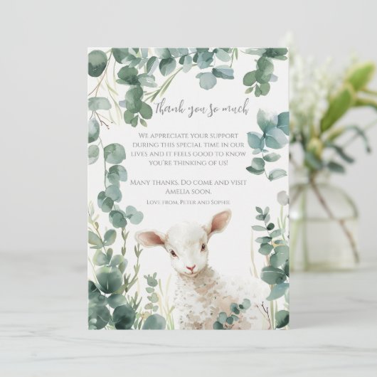 Kleine Baby Lamb en Eucalyptus doop Bedankkaart (Staand voorkant)