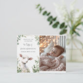 Kleine Baby Lamb en Eucalyptus doop Bedankkaart (Staand voorkant)