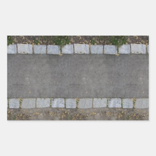 kleine baksteenbaan met gras en vuil rechthoekige sticker (Voorkant)