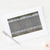 kleine baksteenbaan met gras en vuil rechthoekige sticker (Envelop)