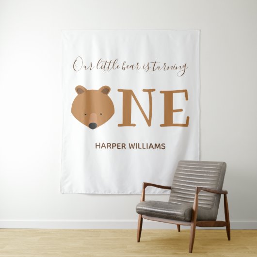 Kleine beer wordt één leuk dier eerste verjaardag wandkleed (In situ)