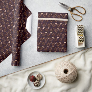 Kleine bessen en kerstversieringen op bruin cadeaupapier
