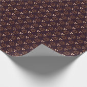 Kleine bessen en kerstversieringen op bruin cadeaupapier (Hoek)