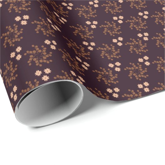 Kleine bessen en kerstversieringen op bruin cadeaupapier (Rol Hoek)