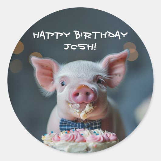 Kleine biggetje knuffelen op een verjaardagstaart ronde sticker (Voorkant)