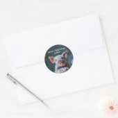 Kleine biggetje knuffelen op een verjaardagstaart ronde sticker (Envelop)