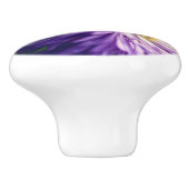 Kleine bijen op Paarse Daisy Flower close up Keramische Knop (Zijkant)