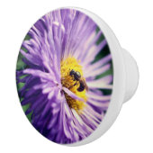 Kleine bijen op Paarse Daisy Flower close up Keramische Knop (Rechts)