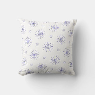 Kleine blauwe bloemen op witte kussen