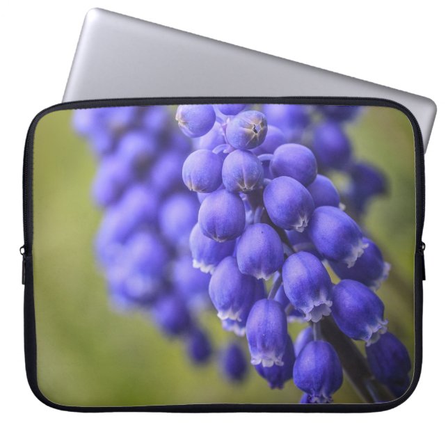 Kleine blauwe knoppen laptop sleeve (Voorkant)