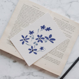 Kleine blauwe romantische bloemen briefkaart