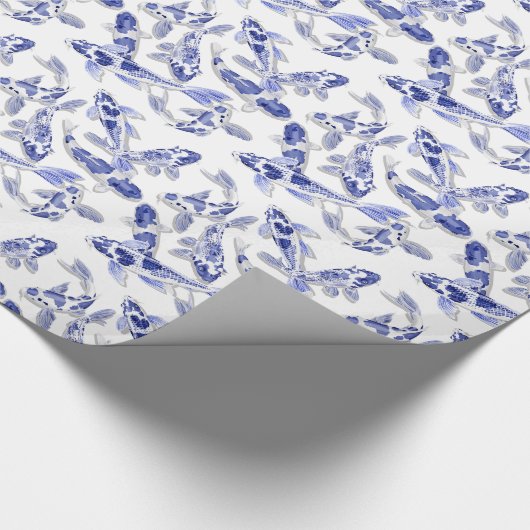 Kleine blauwe witte koi vis cadeaupapier (Hoek)