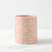 Kleine bloemen op roze achtergrond mok (Midden)