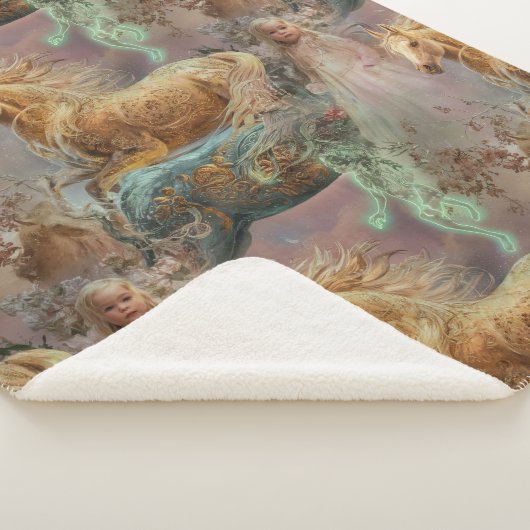 Kleine Blondine Meisje in Pastel Roze Jurk met Paa Sherpa Deken (3/4)