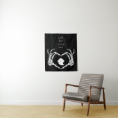 Kleine boe komt binnenkort skeleton handen in hart wandkleed (In situ)