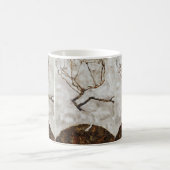 Kleine boom in de late herfst van Egon Schiele Koffiemok (Center)