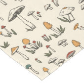 Kleine Bospaddenstoelen op een beige achtergrond Medium Tafelloper (Hoek)