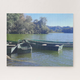 Kleine boten langs een groene kust legpuzzel