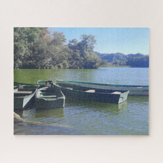 Kleine boten langs een groene kust legpuzzel