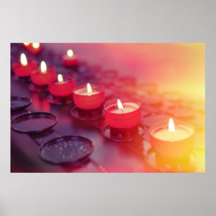 Kleine brandende kaarsen in katholieke kerk poster