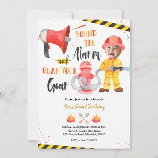 Kleine brandweerjongen met foto-jongen van zaterda kaart (Voorkant)