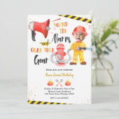 Kleine brandweerjongen met foto-jongen van zaterda kaart (Staand voorkant)