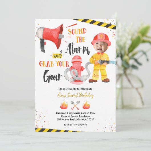 Kleine brandweerjongen met foto-jongen van zaterda kaart (Staand voorkant)