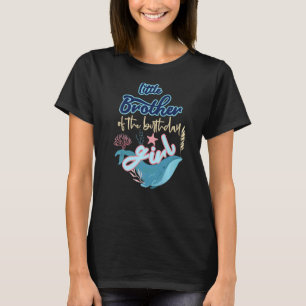 Kleine broeder-vogelmeisje onder het Zee Matchin T-shirt