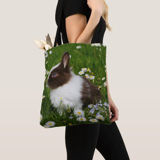 Kleine bruine en witte Bunny in bloemen Tote Bag (Dichtbij)