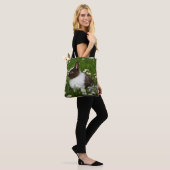 Kleine bruine en witte Bunny in bloemen Tote Bag (Op model)