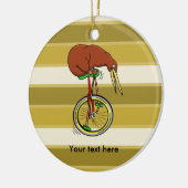 Kleine bruine kiwi op een rode eenwieler keramisch ornament (Links)