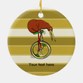 Kleine bruine kiwi op een rode eenwieler keramisch ornament (Achterkant)