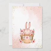 Kleine bunny is onderweg naar baby shower kaart (Achterkant)