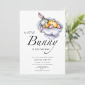 Kleine bunny is onderweg naar baby shower kaart (Staand voorkant)