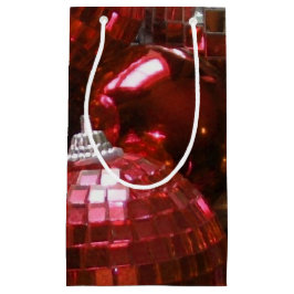 Kleine cadeautas met rode kerstballen