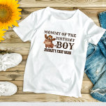 Kleine cowboy eerste rodeo gepersonaliseerde naam t-shirt<br><div class="desc">Kleine cowboy vooraan rodeo gepersonaliseerde naamfamilie die overeenkomt met T-shirt.</div>