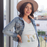 Kleine cowboy mama om te zijn t-shirt<br><div class="desc">Schattige Cowboy thema t shirt voor je baby shower of zwangerschap. Rustieke illustratie van cowboylaars,  pet,  slangenbrood en cactus. In de tekst staat: "Zadelen! Er is een kleine cowboy onderweg."</div>