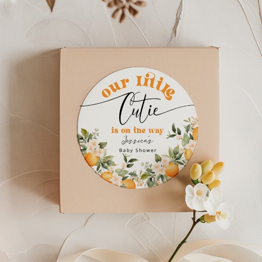 Kleine cutie is op de weg baby shower ronde sticker